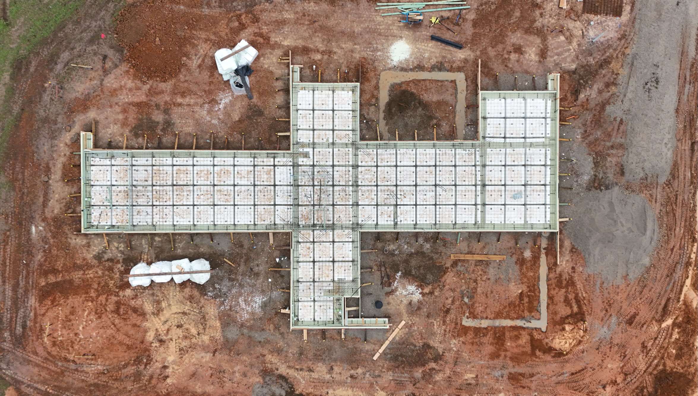 A wet week onsite at our new High Performance Build. 
We have successfully bogged every truck, ute & machine getting to this stage. 
Awesome effort from all our boys pushing through, getting this fully insulated slab prepped ready for our pour next week.
We are looking forward to seeing the @ecosky_windows in the coming month.

#bendigobuilder #centralvicbuilder #highperformancehomes #customhomebuilders #ruralbuild