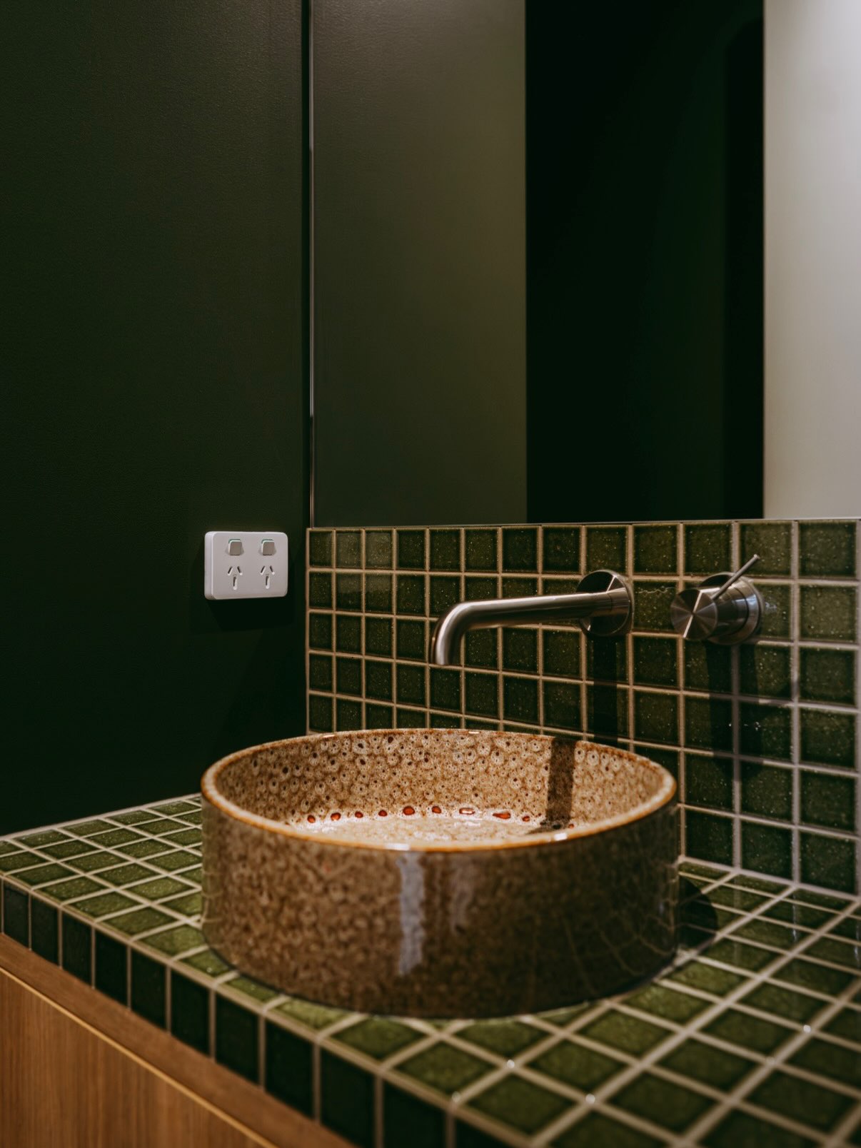 Ironbark. The earthy, moody powder room of our dreams 🍃

Warm timber, rich tones and quality craftsmanship.

Thinking of building your dream home?

Contact us 
📧 jake@jrbuilding.co