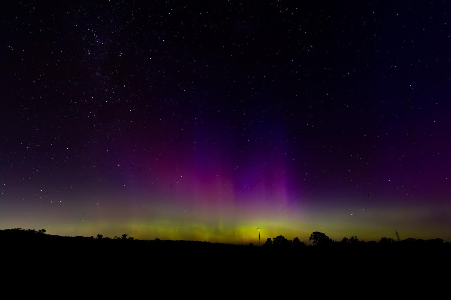 Aurora Australis in Muckleford - J 
•
•
#wildstills #southernlights 
#auroraaustralis #nightphotography #nightsky