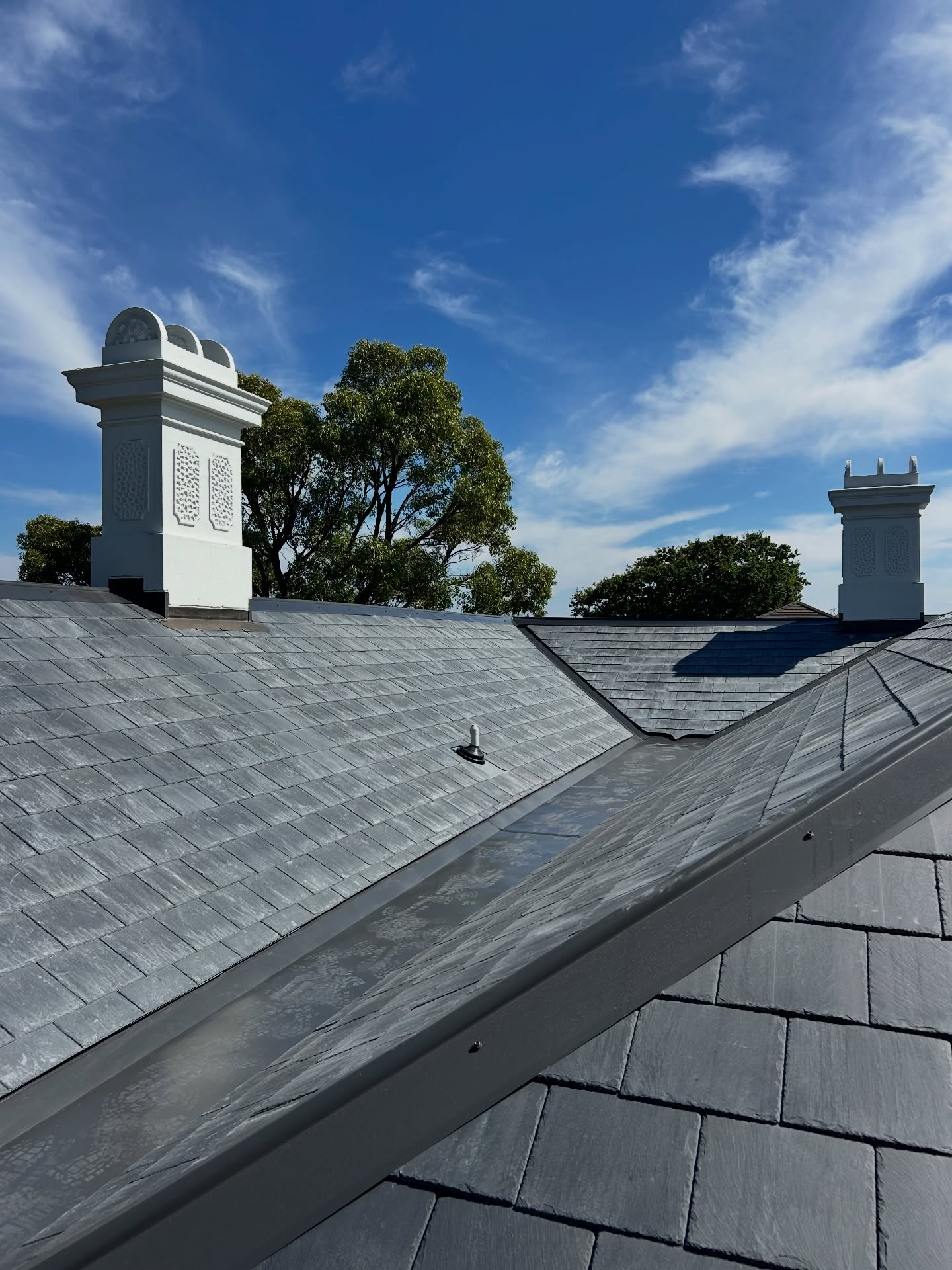 Recent re roof to bring this property’s roof back to life, very happy with how this one turned out, taking time with every detail 🔨 ✅🏠 #roofing #roof #roofplumbing #slate #slateroofing