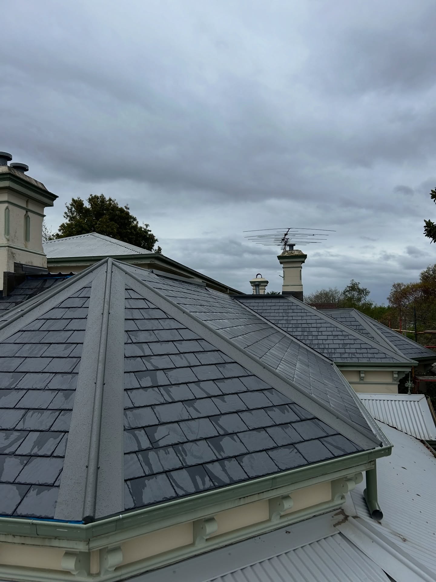 Recent reroof complete working alongside @osborne_roofing_services came out a beauty 🏠✅#roofing #reroof #slate #roofplumbing #construction