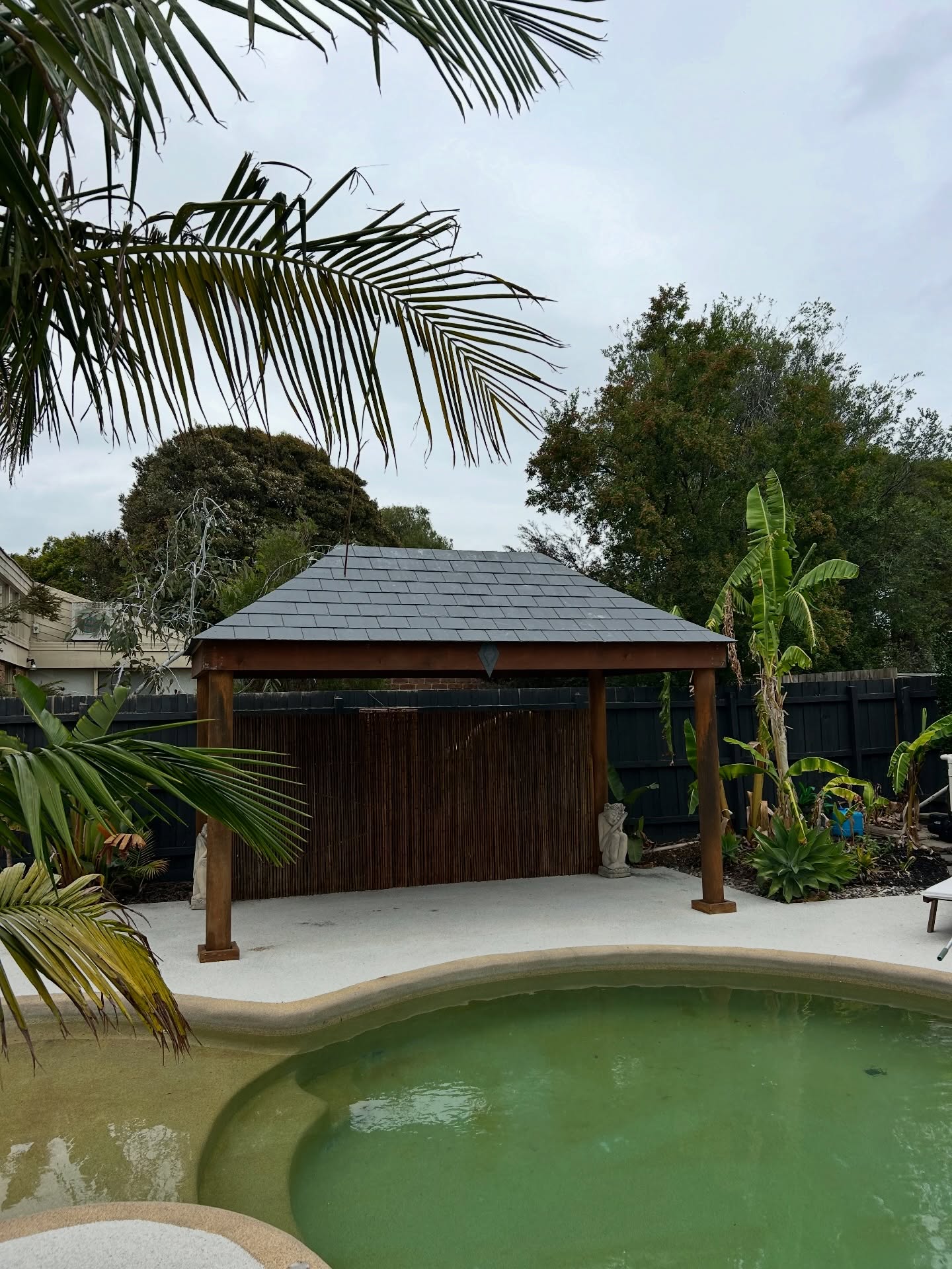 Bringing this pool house back to life after the old straw roof was starting to fall apart, customer decided to go for a slate roof, always fun doing something a bit different 🔨📐🏝️